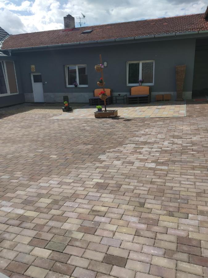 MelcanyApartman Blizko Brna S Dobovymi Dekoracemi公寓 外观 照片